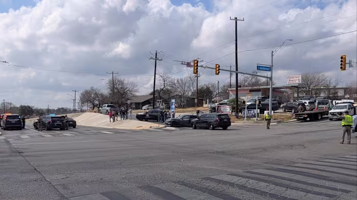 Bestuurder gearresteerd na ongeval met drie voertuigen aan de zuidoostkant, zeggen de autoriteiten