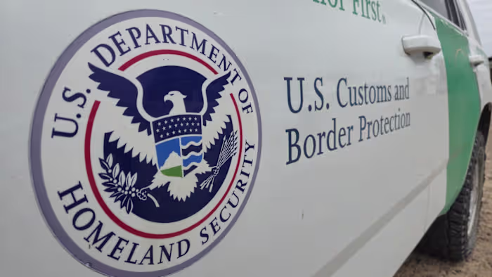 CBP-supervisor beschuldigd van het huisvesten van een immigrant die tevens zijn vriendin en nichtje is