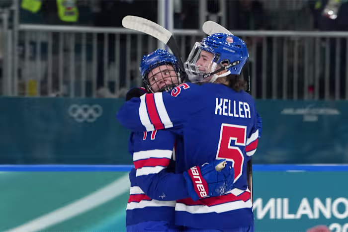 Coyne Schofield scoort twee doelpunten terwijl de VS Italië met 6-0 verslaat en zich plaatst voor de halve finales van het Olympische dameshockey