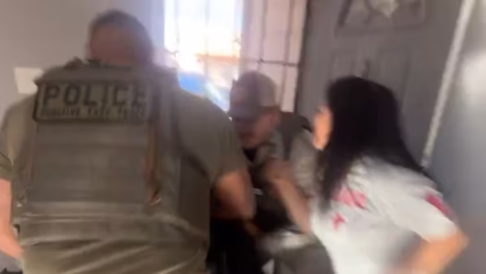 DHS zegt dat ICE probeerde een immigrant te arresteren, een aanvaller in een virale video over een huisinval in San Antonio