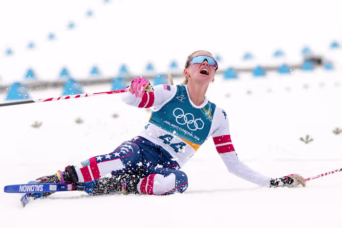 De Amerikaanse Jessie Diggins vecht tegen een blessure en pakt brons in een door Zweden gedomineerde race op de Olympische Winterspelen