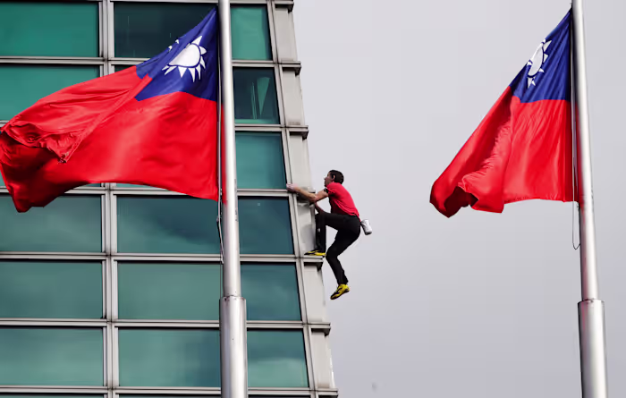 De Amerikaanse bergbeklimmer Alex Honnold bereikt zonder touwen de top van de wolkenkrabber Taipei 101