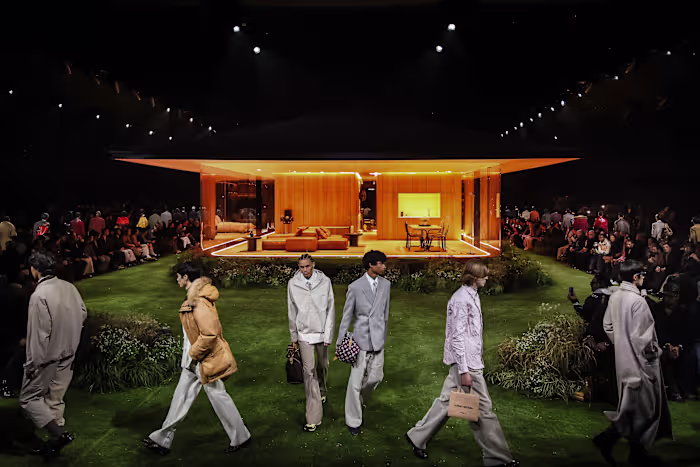 De trends tijdens Paris Fashion Week zijn statementjassen, nog grotere schouders en scherp maatwerk