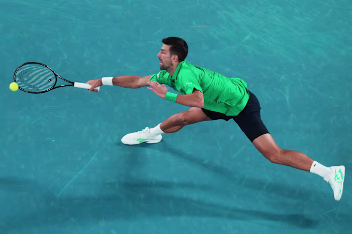 Djokovic evenaart twee records aller tijden en wint zijn 100ste wedstrijd op de Australian Open