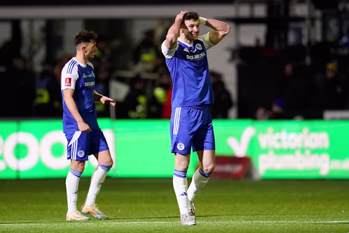 Een eigen doelpunt stuurt gigantische moordenaar Macclesfield terwijl Brentford de vijfde ronde van de FA Cup ingaat