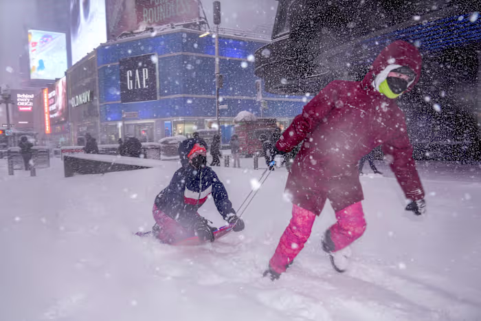 Een enorme sneeuwstorm in het noordoosten dwingt miljoenen mensen thuis te blijven, ontregelt vluchten en sluit scholen