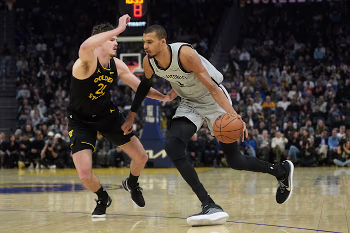 Fox en Wembanyama leiden de Spurs voorbij de Warriors met 126-113 voor hun zesde overwinning op rij