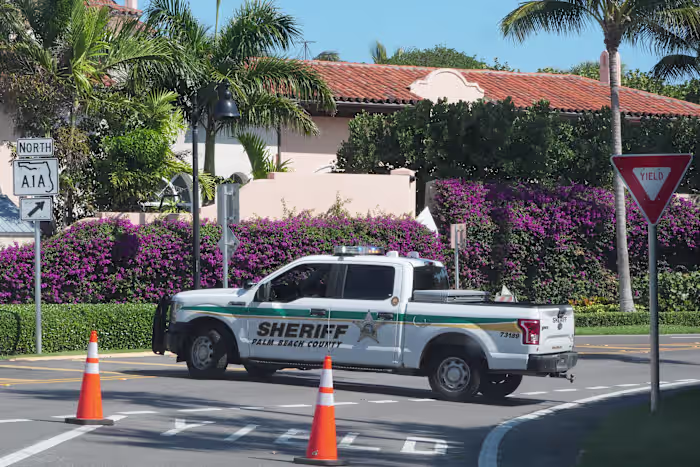 Gewapende man neergeschoten en gedood nadat hij de veilige omgeving van Mar-a-Lago binnenging, zegt de geheime dienst