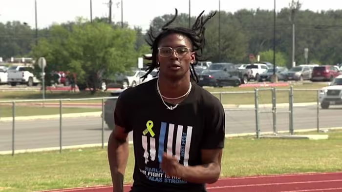 Harlan's Tate Taylor verbreekt het nationale record op de middelbare school op de 300 meter sprint tijdens de Virginia Showcase