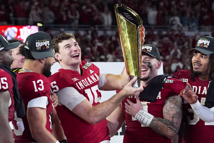 Indiana voltooit ongeslagen seizoen en wint eerste landstitel door Miami met 27-21 te verslaan in CFP-finale