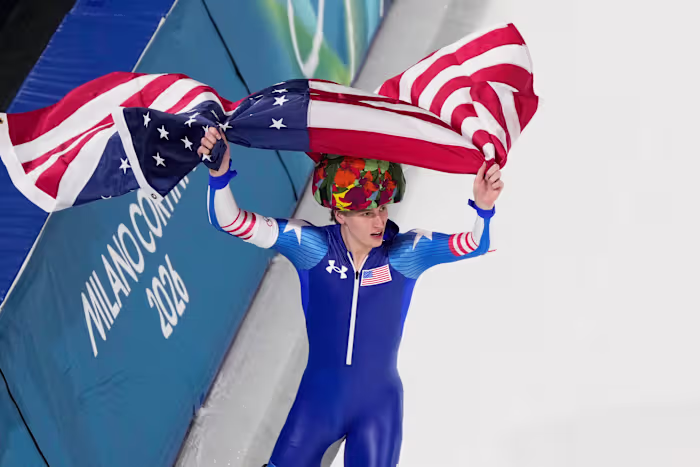 Jordan Stolz sluit zich aan bij Eric Heiden met dubbel goud op de 500-1.000 schaatsen op de Olympische Spelen