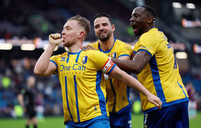 Mansfield uit de derde klasse verbijstert Premier League-team Burnley voor een nieuwe FA Cup-schok
