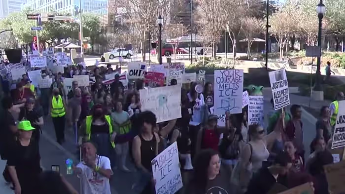 Middelbare scholieren protesteren tegen het immigratiebeleid in het centrum van San Antonio