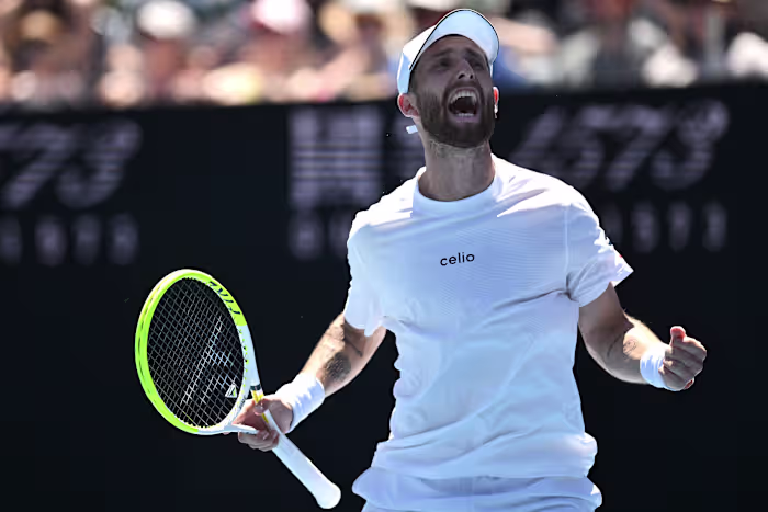 Moutet's onderarmservice zorgt voor winst in de eerste ronde van de Australian Open