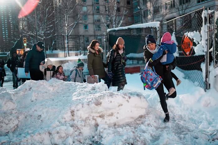 Noordoost-VS graaft zich uit van een brute sneeuwstorm die vluchten verstoorde en school schrapte