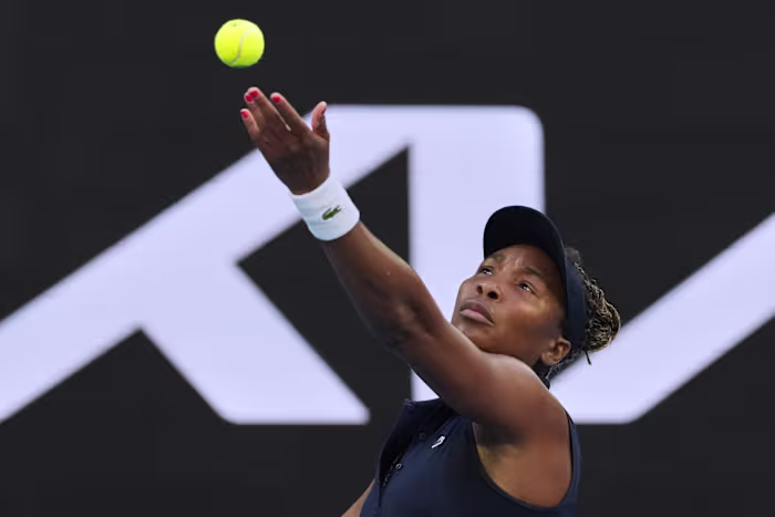 Op 45-jarige leeftijd vestigt Venus Williams een record op de Australian Open, maar valt in de eerste ronde