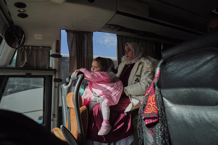 Palestijnen wachten aan de grens tussen Gaza en Egypte terwijl onzekerheid de heropening van de grensovergang bij Rafah vertroebelt