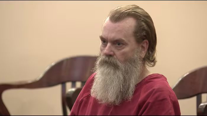 Proces tegen man beschuldigd van brutale familieaanval uitgesteld vanwege verlenging van de pleidooitermijn