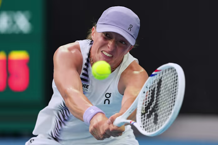 Świątek overwint roest en gaat door naar de Australian Open. Djokovic vestigt meer records