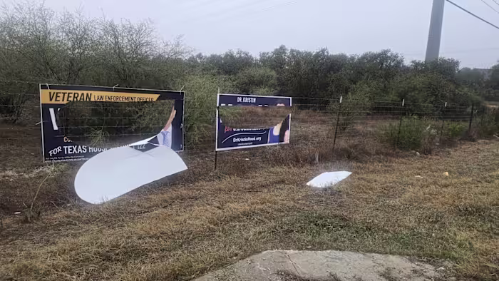 Vandalen bezuinigen en campagneborden neerhalen langs de North Side Highway