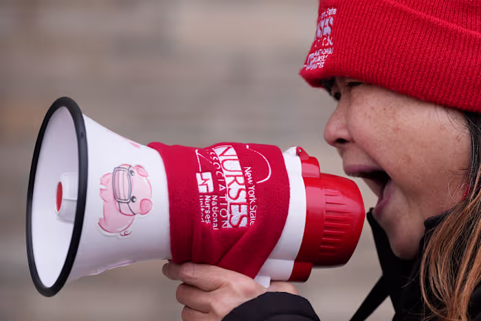 Verpleegkundigen en het New Yorkse ziekenhuissysteem bereiken een voorlopig akkoord om een ​​einde te maken aan de grootste verpleegstaking van de stad