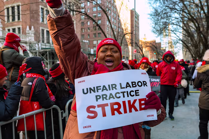 Verpleegkundigen in staking in New York keuren nieuwe contracten goed bij twee van de drie ziekenhuissystemen