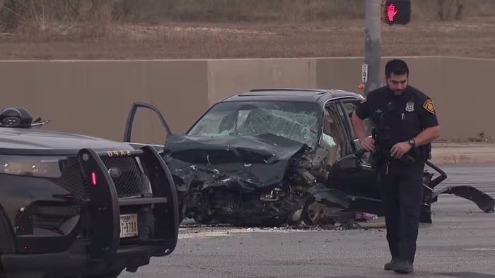 Vrouw, 6-jarig meisje gewond bij DWI-ongeluk met twee andere voertuigen aan West Side, zegt SAPD
