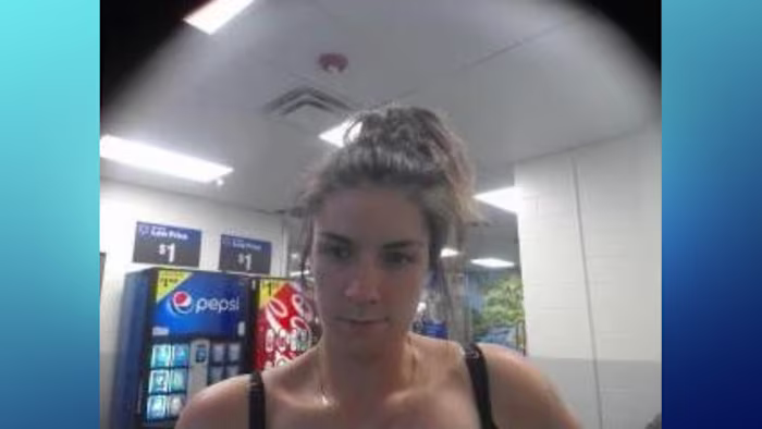 Vrouw uit Florida gearresteerd, ervan beschuldigd zich voor te doen als familie van het slachtoffer van de overstroming in Hill Country om donaties te werven