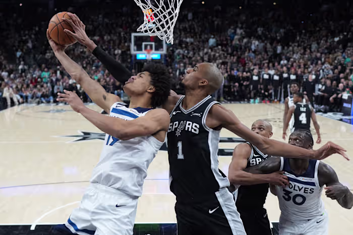 Wembanyama helpt Spurs om de seizoenshoge 55 punten van Edwards af te weren terwijl de Spurs Timberwolves verslaan