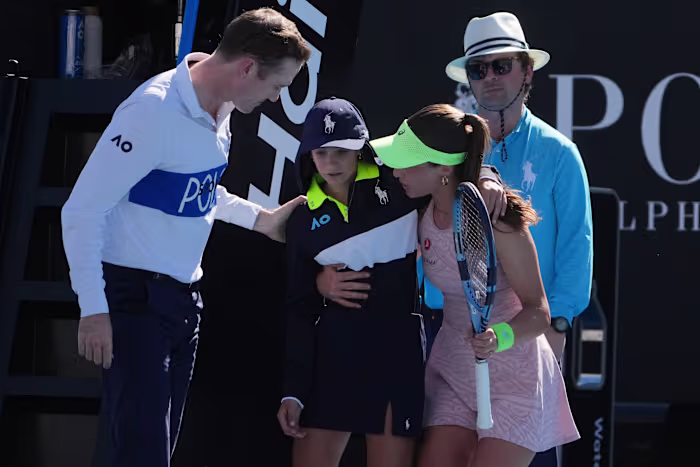 Zeynep Sönmez haast zich om ballkid te helpen tijdens de overwinning op de Australian Open