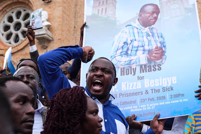 Aanhangers van de gevangengenomen Oegandese oppositie bidden voor hem nadat de president dit probeert tegen te houden