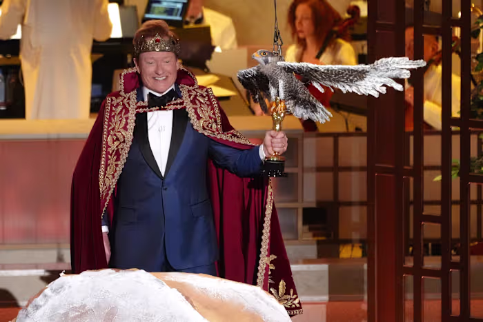 Conan O'Brien speelt tante Gladys en schiet op AI en Chalamet tijdens de Oscars van 2026