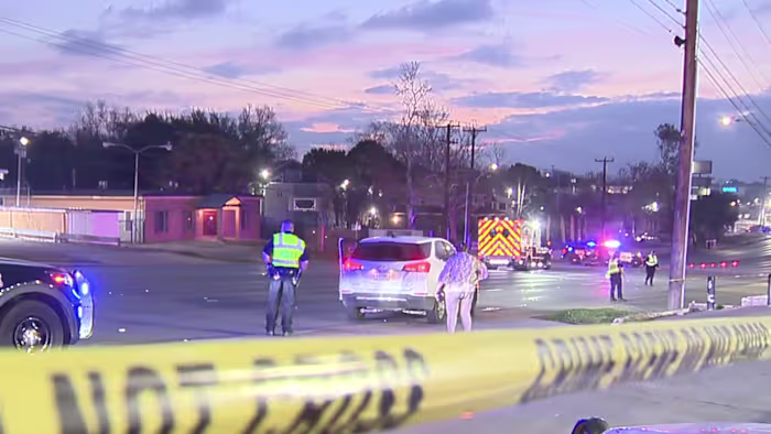 Crime Stoppers zoekt tips om de bestuurder te identificeren van een fatale aanrijding aan Northwest Side