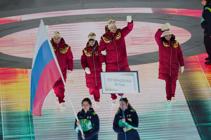 De Russische vlag keert terug tijdens de Paralympische Winterspelen in Milaan Cortina, te midden van de oorlog en boycot tegen Iran