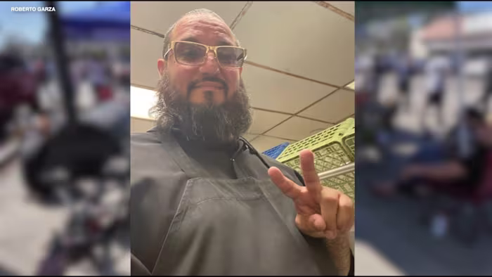 De gemeenschap van San Antonio komt bijeen voor de familie van het slachtoffer dat is omgekomen bij een bushalte, uren nadat er een arrestatie heeft plaatsgevonden