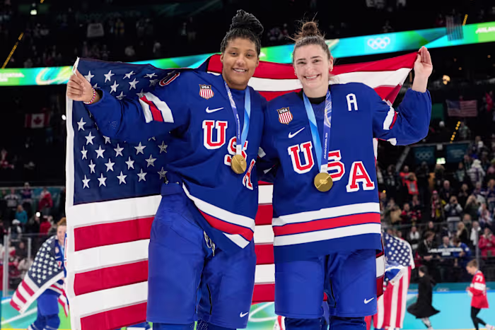 De overwinningsronde voor de Amerikaanse Olympische hockeykampioenen heeft de politiek stilletjes uit de viering gehaald