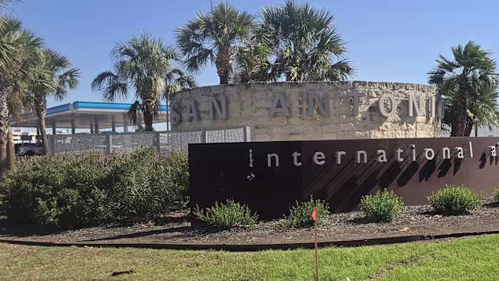 De stijging van de brandstofprijzen zorgt ervoor dat de inwoners van San Antonius goed nadenken over reizen in de zomer