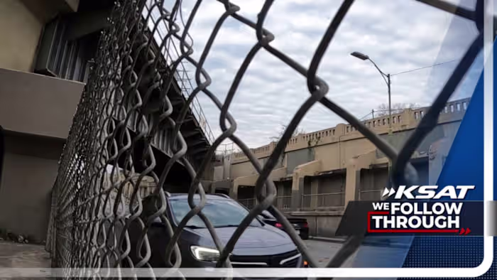 Een jaar nadat een steen haar voorruit vernielde, zegt de vrouw dat het viaduct van San Antonio nog steeds verbeteringen behoeft