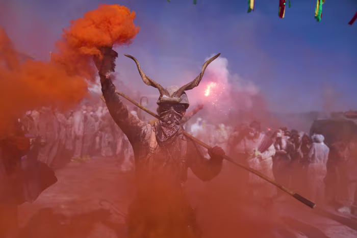 Er breekt een 'meeloorlog' uit in de Griekse badplaats terwijl feestgangers het begin van de vastentijd vieren