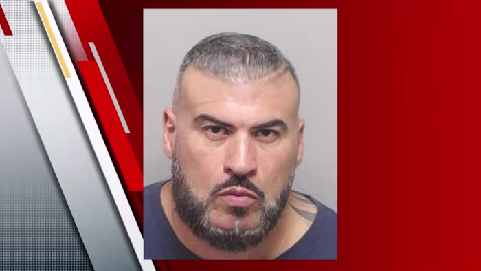 Gegevens: Man wordt geconfronteerd met een combinatie van 20 aanklachten in verband met een autodealer aan de East Side zonder vergunning