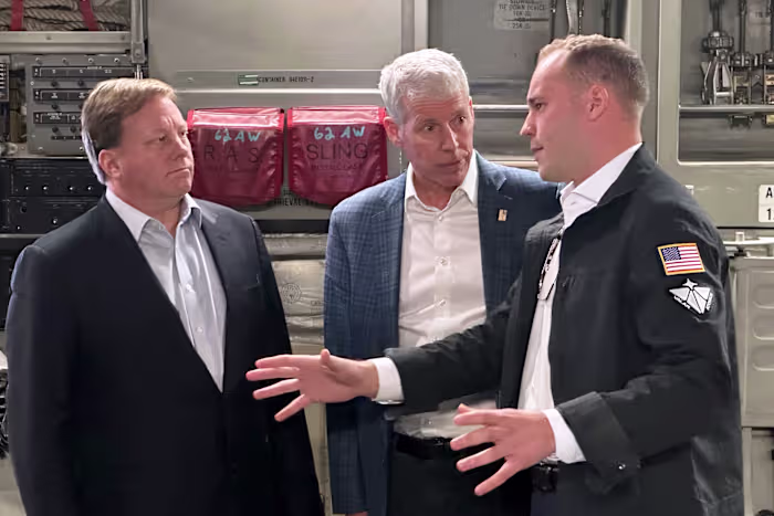 Het Amerikaanse leger brengt een kleine reactor over, terwijl Trump aandringt op een snelle inzet van kernenergie