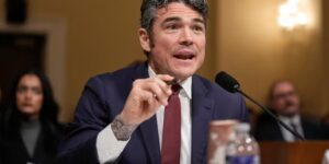 Het aftreden van Joe Kent vanwege de oorlog in Iran wakkert de angst voor antisemitisme en het debat over de Israëlische invloed opnieuw aan