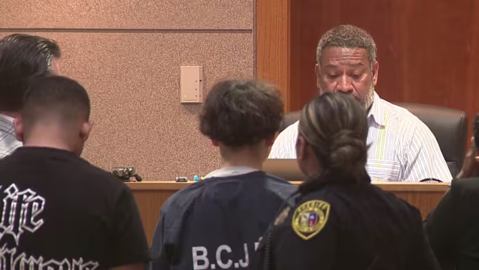 'Je kunt nog steeds naar de gevangenis': Tiener die per ongeluk schoot, doodde broer veroordeeld tot 10 jaar proeftijd