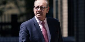 Kevin Spacey schikt buiten de rechtbank met drie mannen wegens vermeend seksueel misbruik