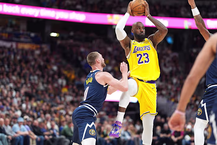 LeBron James verbreekt het velddoelpuntenrecord van de NBA in het verlies van 120-113 van de Lakers tegen de Nuggets