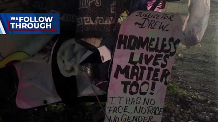 Na de dood van zijn zoon worstelt de moeder van San Antonio met dakloosheid en begrafeniskosten