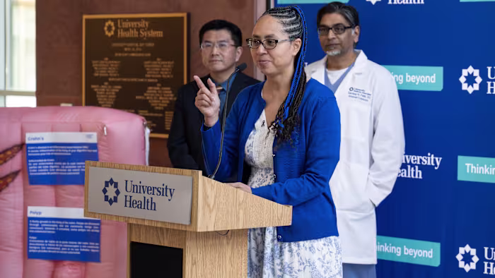 Na een verrassende diagnose dringt de leider van Bexar County aan op vroegtijdige screening op darmkanker