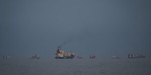 Ongeveer 90 schepen steken de Straat van Hormuz over terwijl Iran ondanks de oorlog miljoenen vaten olie exporteert