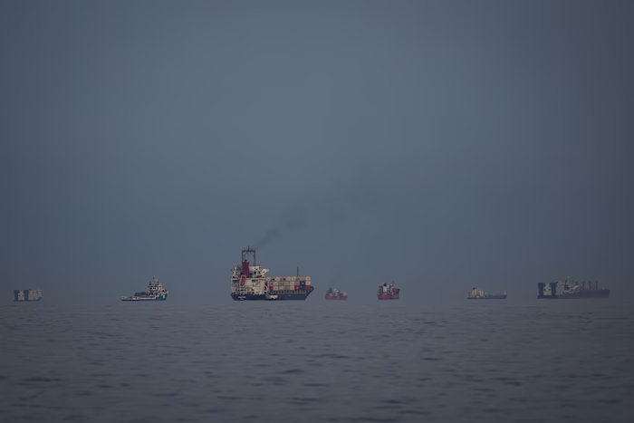 Ongeveer 90 schepen steken de Straat van Hormuz over terwijl Iran ondanks de oorlog miljoenen vaten olie exporteert