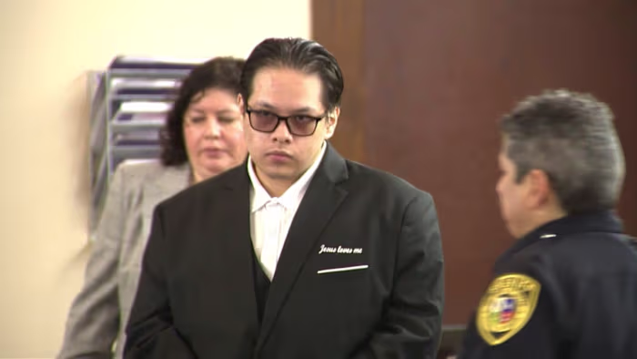 Openbare zitting: proces begint voor man die wordt beschuldigd van moord op echtpaar en hun ongeboren kind in 2023